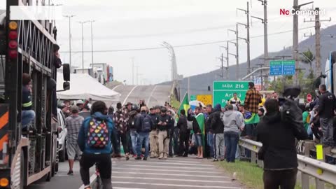Polícia Rodoviária Federal trava bloqueios e multa camionistas pró-Bolsonaro