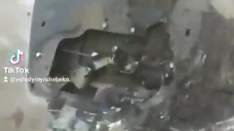 La fuga da Bakhmut delle Forze Armate ucraine in mezzo al fango e martellate dall'artiglieria russa.