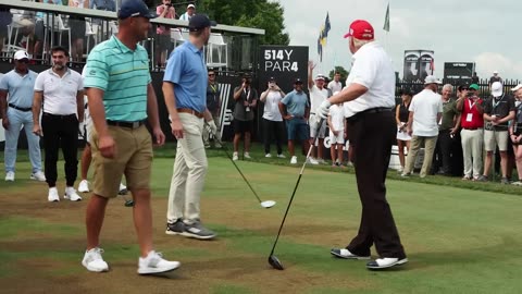 Donald Trump plays Golf