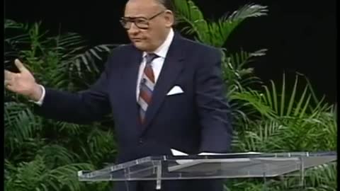 Gifts & Ministries of the Holy Spirit 13 The Gift of Prophesy Dr. Lester Sumrall