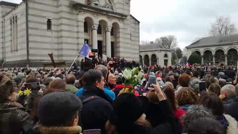 « Canon de la paix » en hommage à Luc Montagnier, 22 02 2022, cimetière du Père-Lachaise.