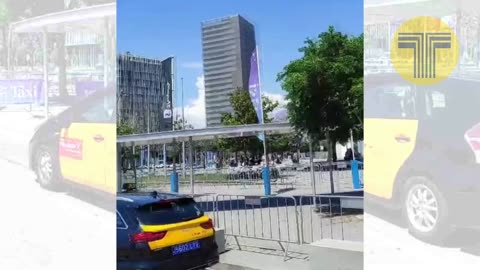 La feria Shoptalk instala banderolas en la parada de taxis de la Fira