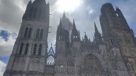 Cathédrale Notre-Dame de Rouen is currently on fire.