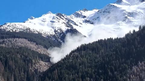 Caught on camera: deadly avalanche in French Alps