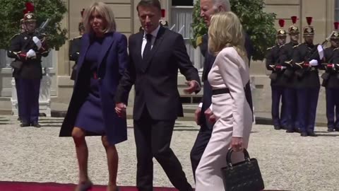 The Macron couple welcome the Biden couple to the Elysée Palace