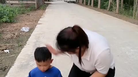 Thanks for girl kindness 💝 - A beautiful moment #shorts #viral #tiktok #gifty #love #sad