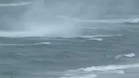 Footage captures waterspout ripping through crowded brach