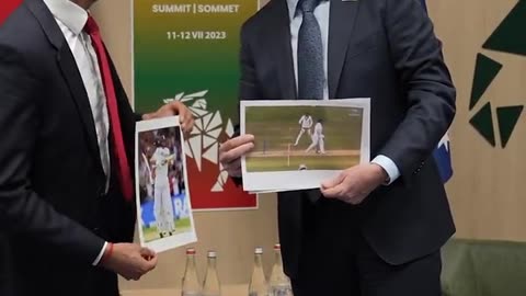 UK PM Rishi Sunak has a giggle with Australian PM Anthony Albanese over the Ashes