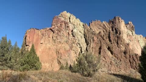 Shoreline Panorama of Crooked River – Smith Rock State Park – Central Oregon – 4K