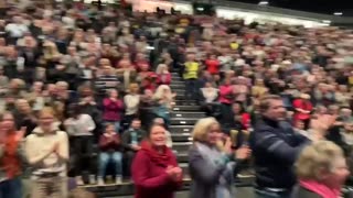 Dr. Sucharit Bhakdi receives a standing ovation and a hero's welcome in his hometown in Germany.