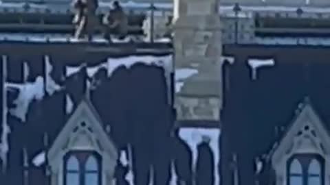 CANADIAN PARLIAMENT - WH MILITARY ON THE ROOF ?