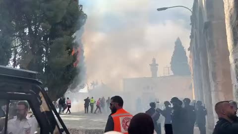 Muslim rioters confront Israeli police in Al-Aqsa mosque courtyards