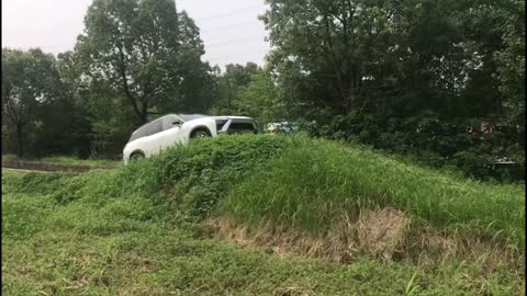 NIO ES8 going off-road! Video by American NIO owner Andy