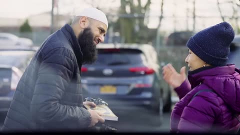 From Hunger to Hope: Touching Moment as Muslim Asks for Food and Surprises by Paying Grocery Bills