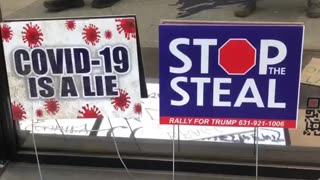 🙏 Supporters and foes of Trump faced off outside the courthouse where he was arraigned on 4/4/23 .