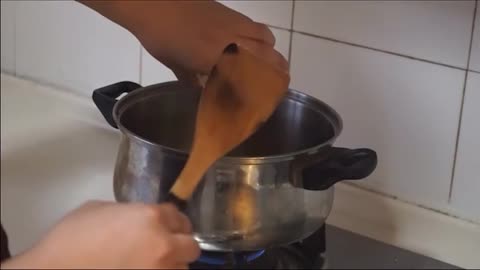 The Process Of Stir-fried Minced Garlic