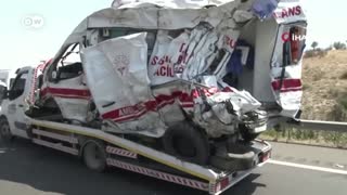 Dozens dead in Turkey after compounded road crashes | DW News