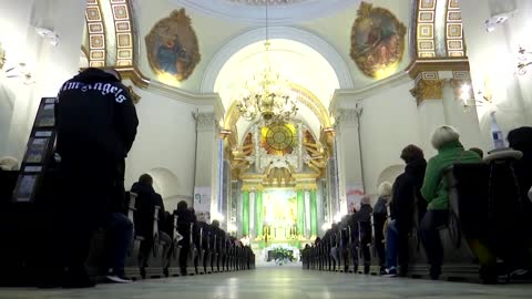 Catholics in war-torn Kyiv attend Easter vigil