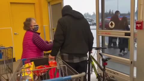 Courageous old lady helps to prevent shop stealing situation