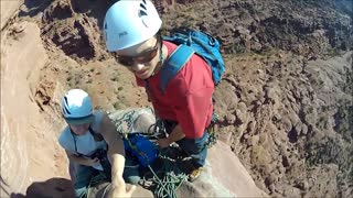 Aterradora escalada de una torre de arenisca de 300 pies en Utah