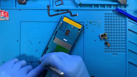 If the screen of Xiaomi Mi Note 10 smartphone is broken, you can make the screen replacement
