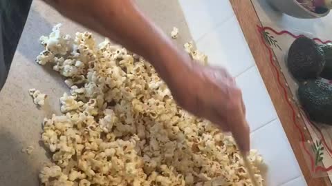 HOMEMADE CARAMEL POPCORN | Mom, the GoodieMaster