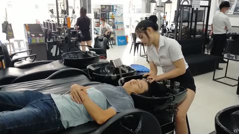 Vietnam barbershop relax service, The girl with the ultimate massage skills has an attractive beauty