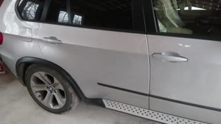 How it looks a BMW X5 E70 with bad air suspension and when the air spring is gone?