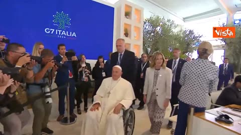 L'arrivo di Papa Francesco alla RIUNIONE DEL G7 in corso il 14 giugno 2024 a Borgo Egnazia in Puglia in MERDALIA,accompagnato da Lady Aspen Merdoni💩 saluta i vari capi di Stato presenti tra cui BIden,Macron,Scholz,Trudeau,Sunak,Von Der Layen etc