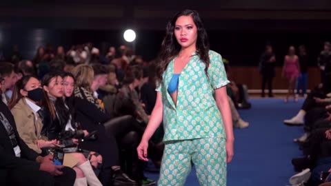 Paris_Fashion_Show_Ramp_Walk_Model_Video_Collection_02__Model_catwalk_in_slow_motion