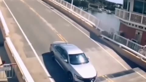 Car crash bridge： Weird moments caught