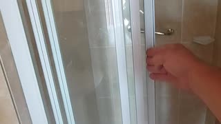 How to operate a shower door for the ladies