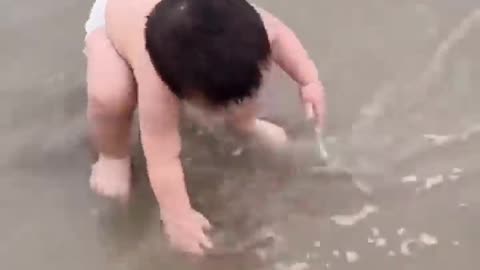 Funny_baby_reaction_on_the_beach