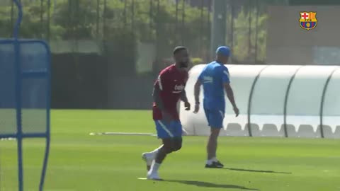 MEMPHIS DEPAY MEETS THE SQUAD IN HIS FIRST TRAINING SESSION WITH BARÇA TEAM