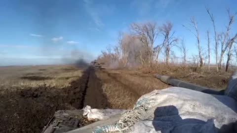Ru T-72B3s engaging infantry up close