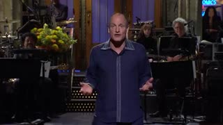 Woody Harrelson começou sua performance no SNL criticando a Big Pharma: