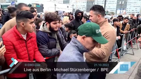 BPE Kundgebung 22.10.2021, Alexanderplatz, Berlin - Ehrlicher Moslem erklärt uns die Zukunft