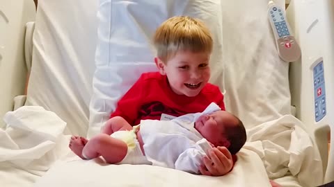 Funny Video #005 OMG! Kids' Reactions to Meeting Newborn Baby for the First Time TO CUTE 😳🧡