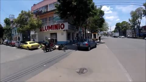 Intensa persecución de un perro a alta velocidad por las calles de la ciudad de México