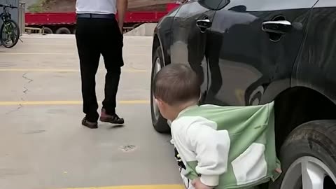 Toddlers jacket gets stuck on the car door!.hd