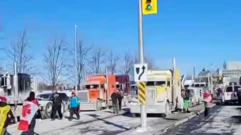 Canadian Police Set up Roadblocks to Stop Trucker Protest from Participating