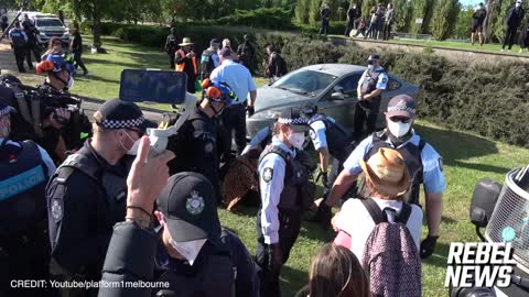 Australia cops push a mother pepperspray children