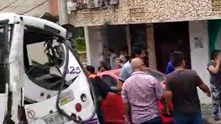 Buseta sin frenos ocasionó un accidente en San Gil