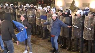 Protestues përballë kordonit të policisë tek kryeministria