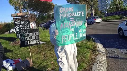 Les Masques Blancs Lyon Action Pancartes sur le Rond Point de Feyssine le 22 Octobre