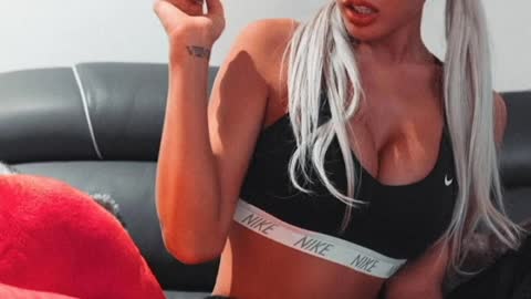 Jessi Showcases Her Voluminous Figure In A Nike Sports Bra!