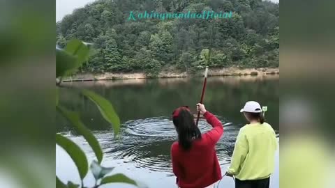 Sexy girl is good at fishing fish