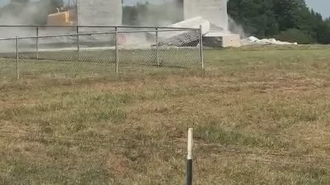 Le reste des Georgia Guidestones est en train d'être démoli...