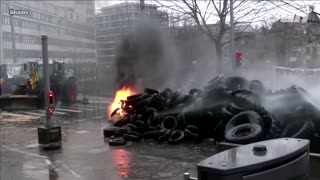 Protesting farmers 'bombard' riot police with manure as they clash in Brussels