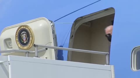 Resident Biden coming out of Fake Force 1
